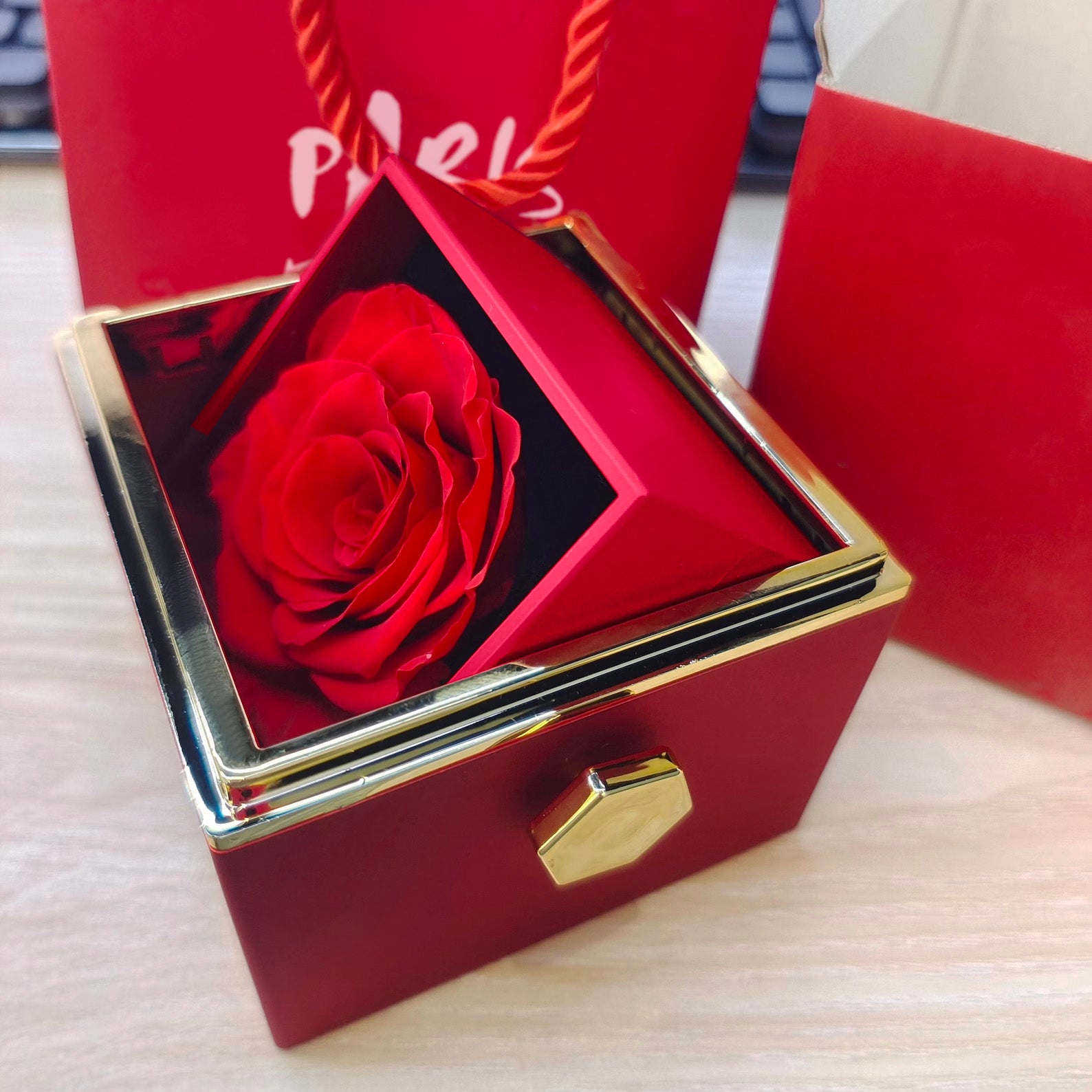 Ewige Rosenbox – mit gravierter Halskette und Rose
