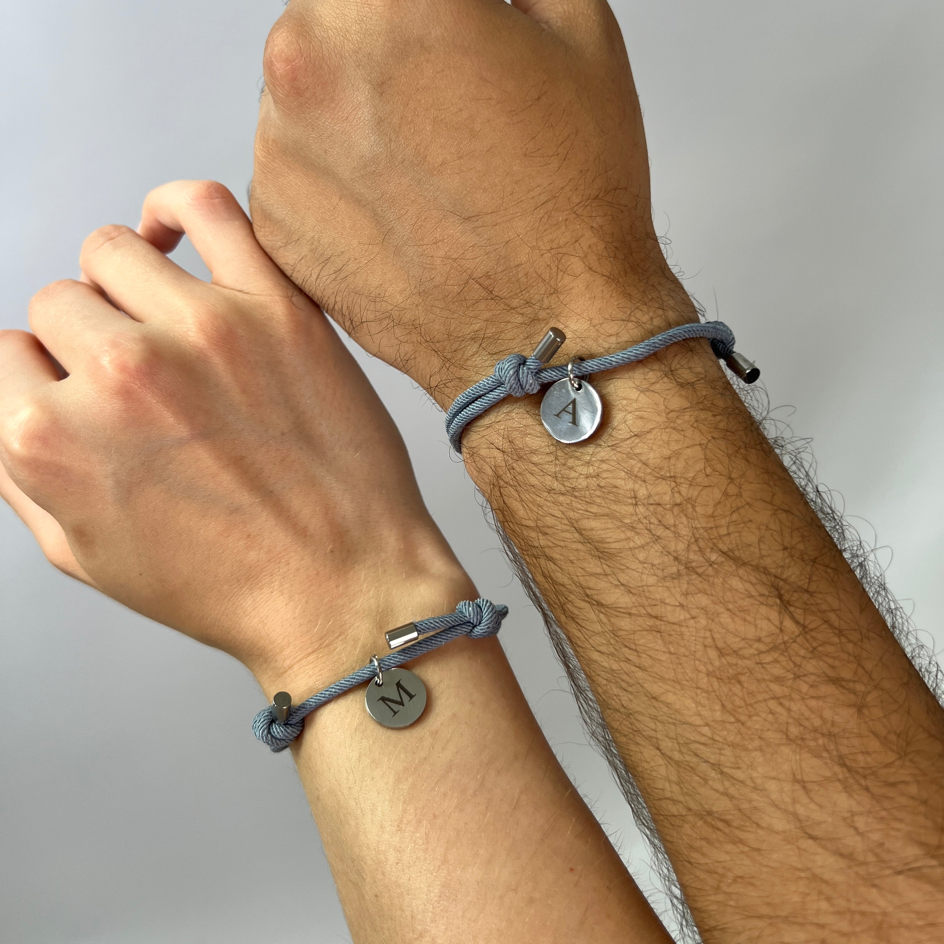 Magnetische Initialenarmbänder