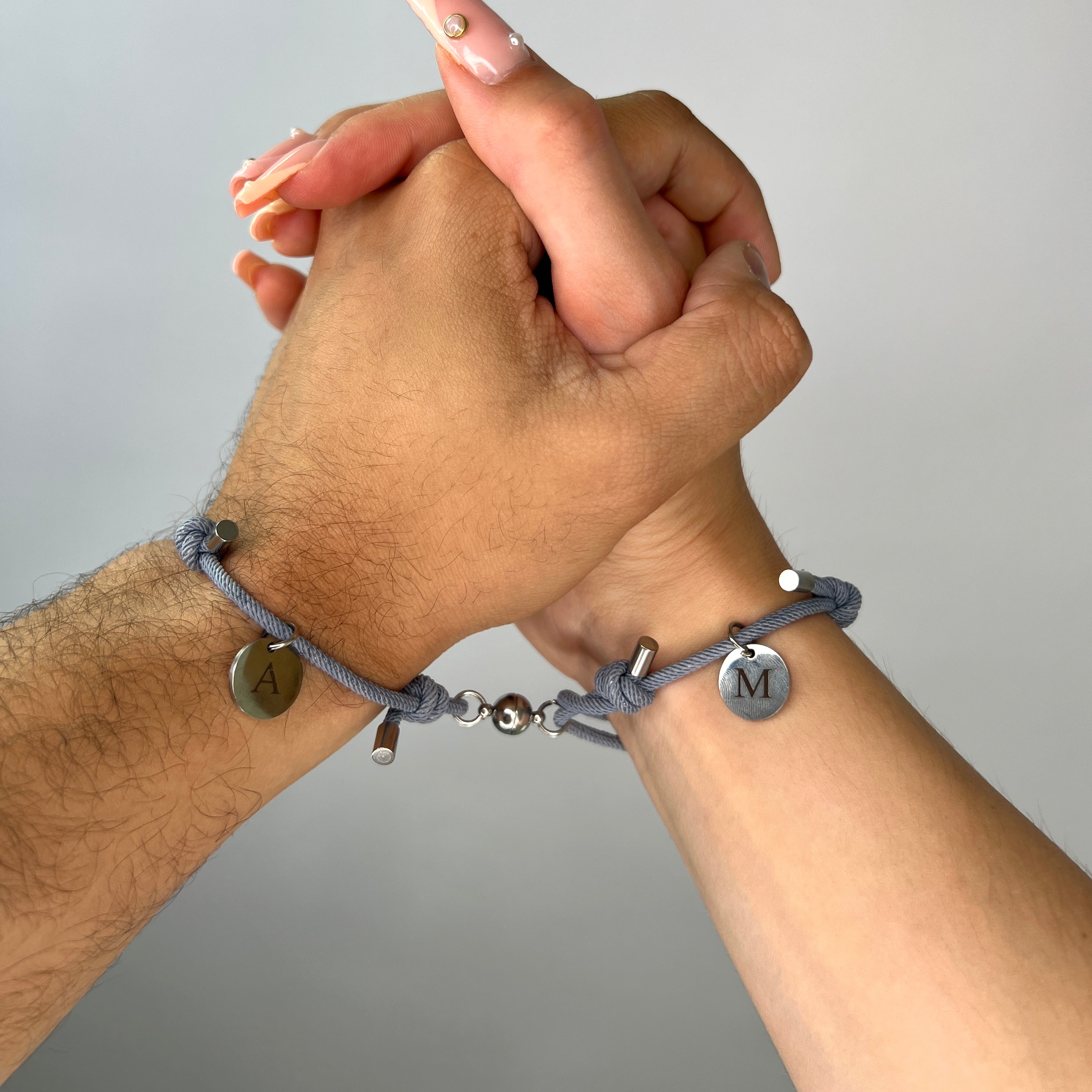 Magnetische Initialenarmbänder 