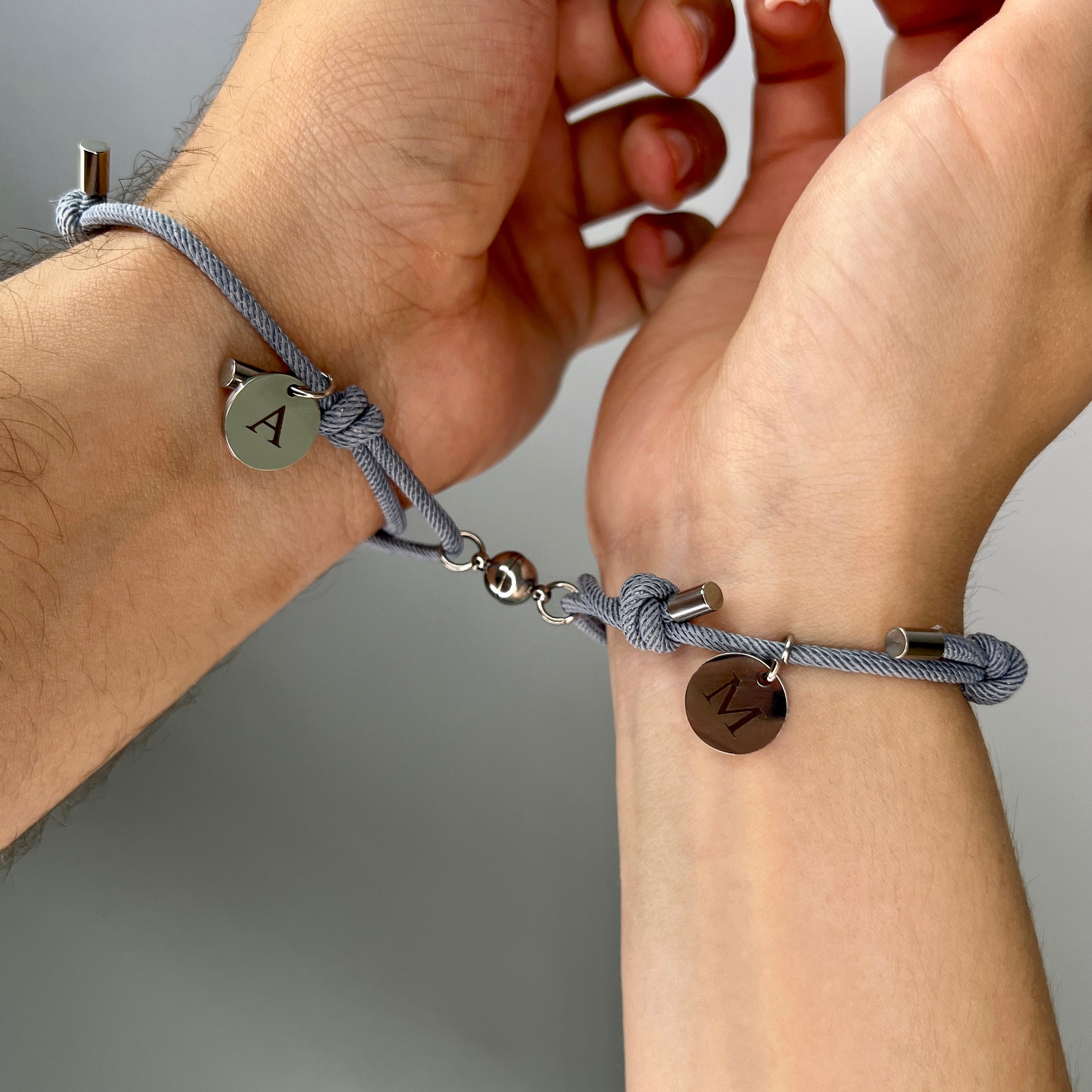 Magnetische Initialenarmbänder 